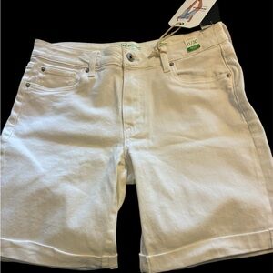 Celebrity Pink White Bermuda shorts size 11/30.
BRAND NEW, NEVER WORN!